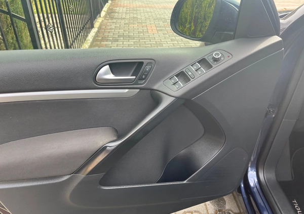 Volkswagen Tiguan cena 46800 przebieg: 209541, rok produkcji 2011 z Września małe 92